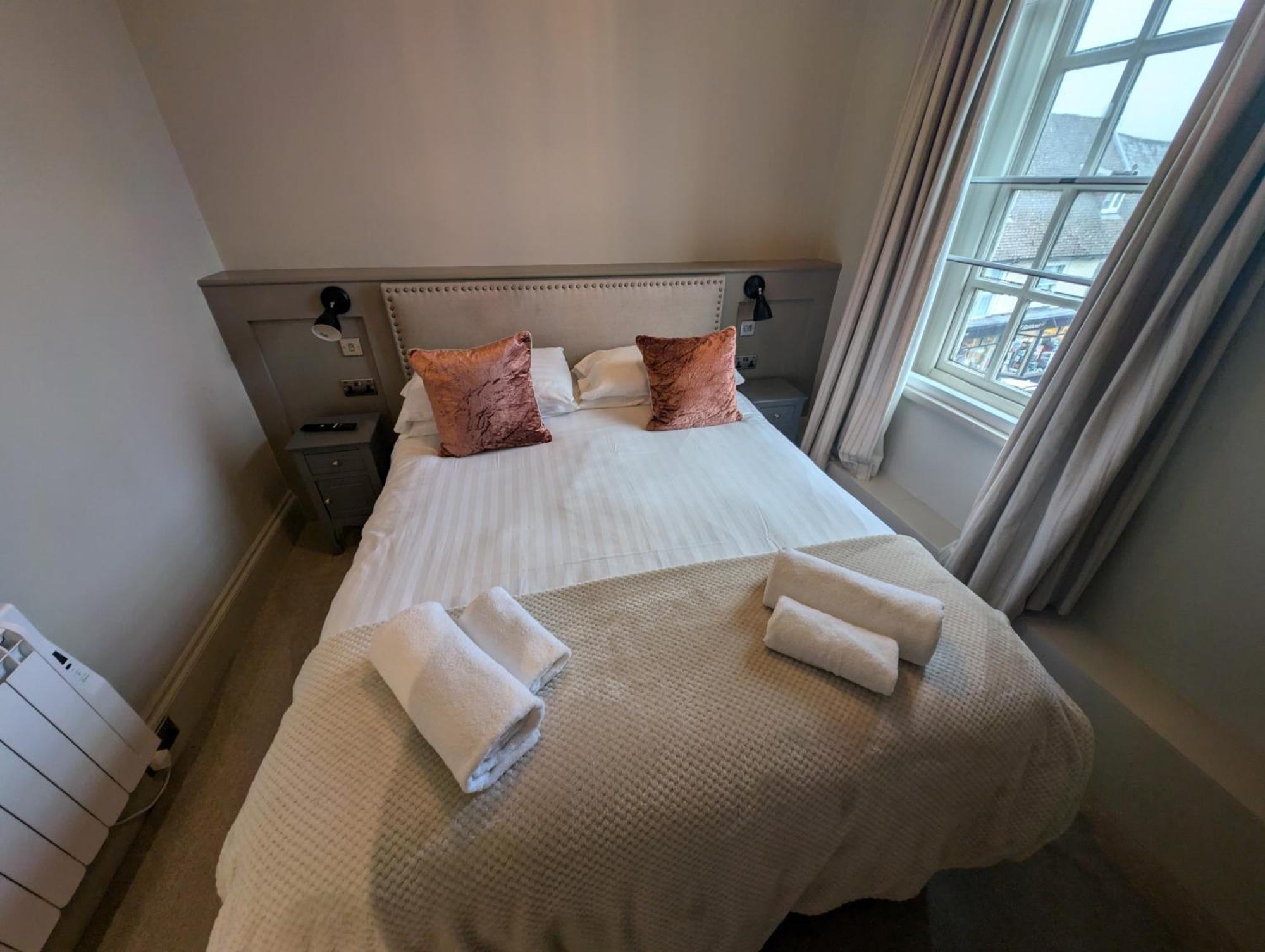 The Bear Marlborough Hotel Bagian luar foto