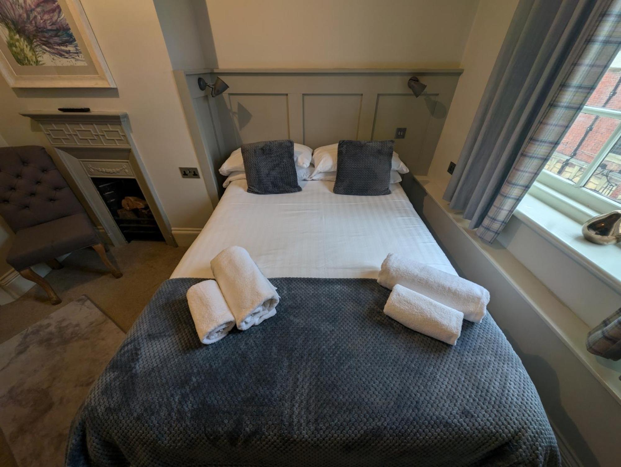 The Bear Marlborough Hotel Bagian luar foto