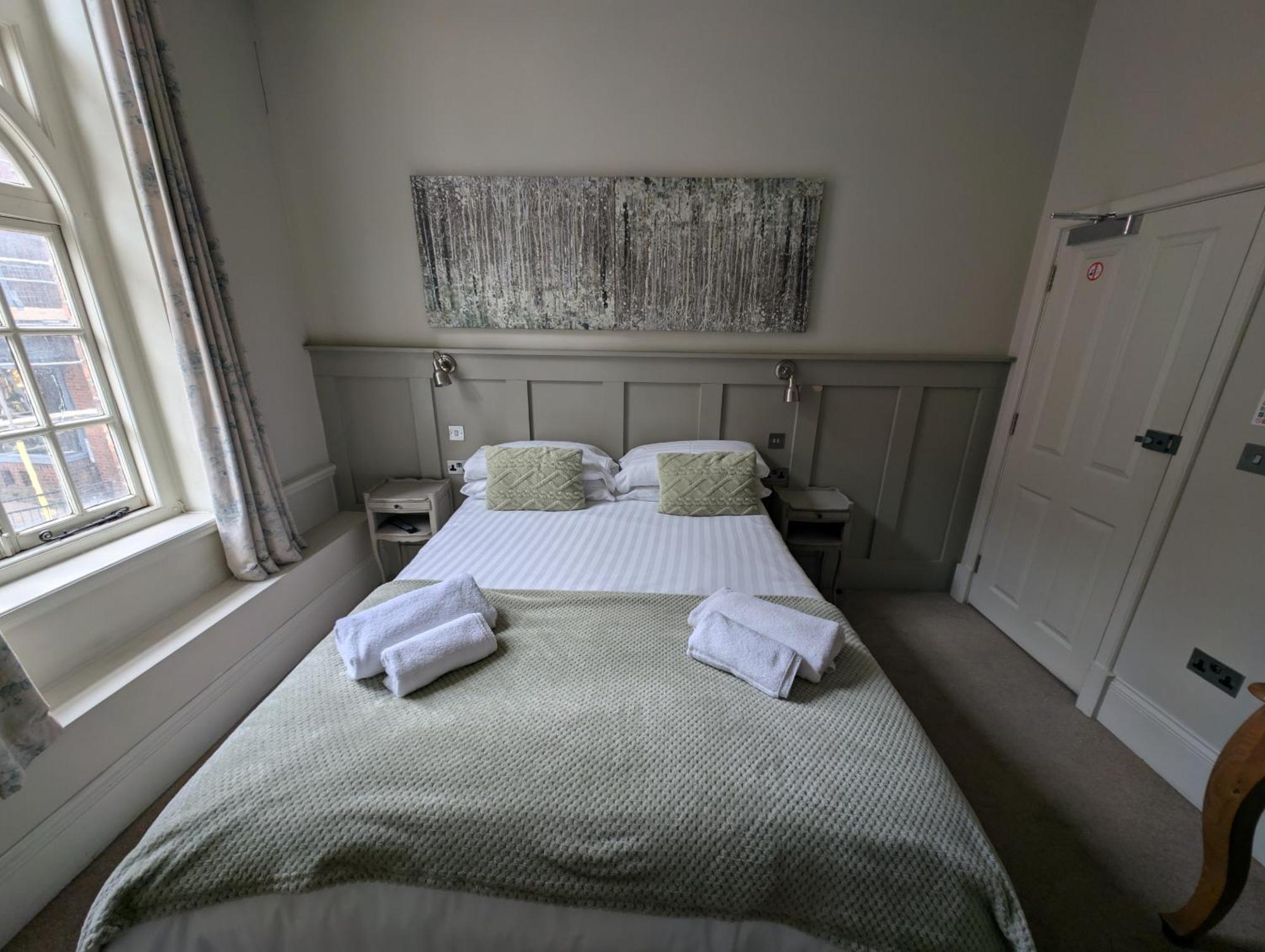 The Bear Marlborough Hotel Bagian luar foto