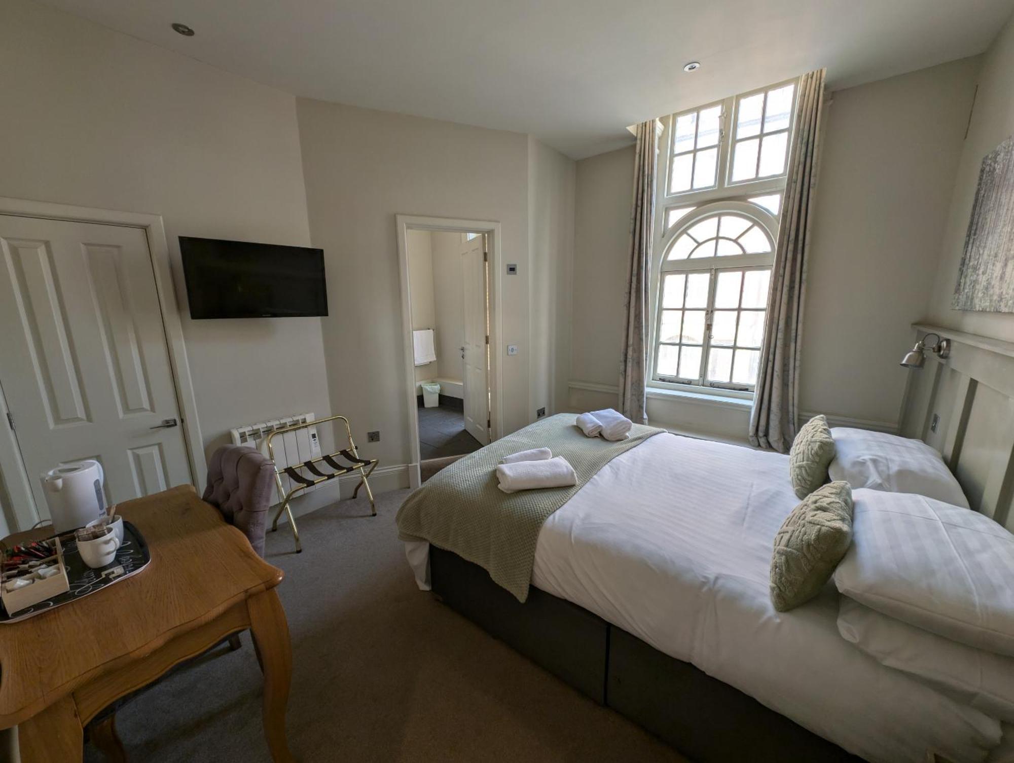 The Bear Marlborough Hotel Bagian luar foto